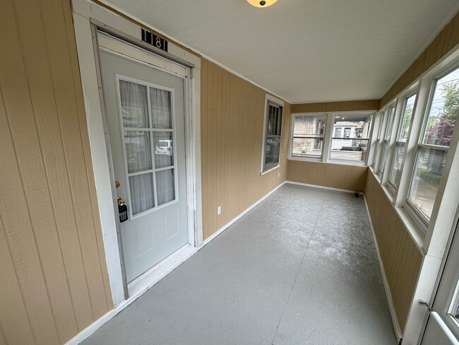 Building Photo - Beautiful 2-bedroom House in Moline with L...