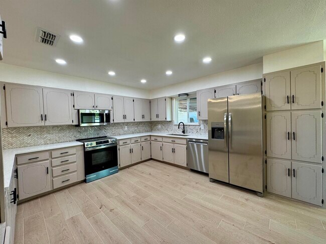 Building Photo - 1005 Las Vacas St
