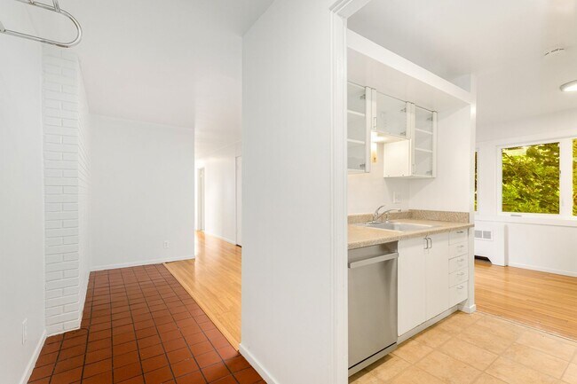 Building Photo - Charming Treehouse in Volunteer Park Neigh...