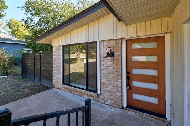 Foto del edificio - 1905 Cedar Ridge Dr