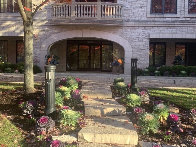 Building Photo - 1800 Amberley Ct