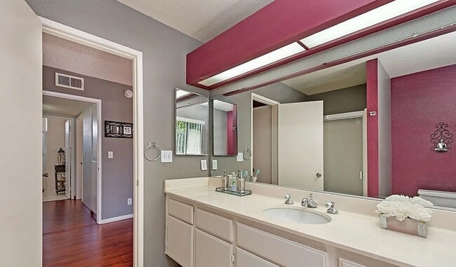 Building Photo - "Charming 1-Bedroom San Fernando Apartment with Modern Granite Touches!"