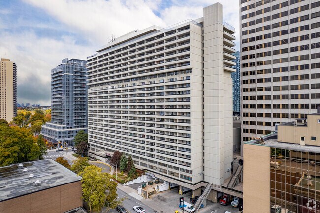 Photo du bâtiment - Yonge Eglinton Apartments – Duplex
