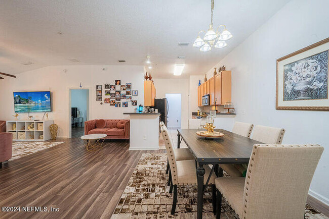 Building Photo - This beautiful 2bedr 2bath apartment is Co...