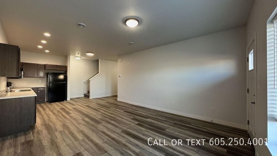 Foto principal - Modern Luxury: 3BR Townhome with Stylish F...