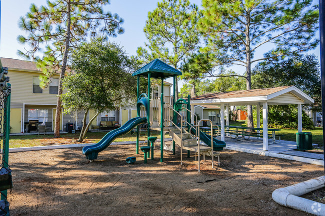 Juegos infantiles - Pinewood Pointe Apartments