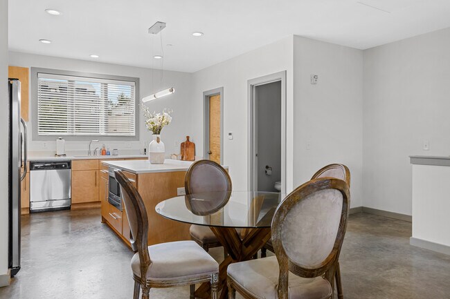 Building Photo - 1243 Martin St