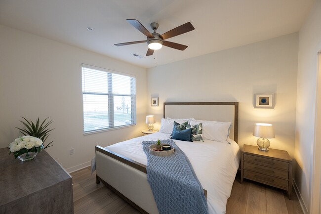 Dormitorio principal - Highlands at Aero Park Apartments & Townhomes 55+