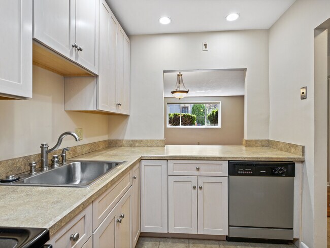 Building Photo - 29 Custer St