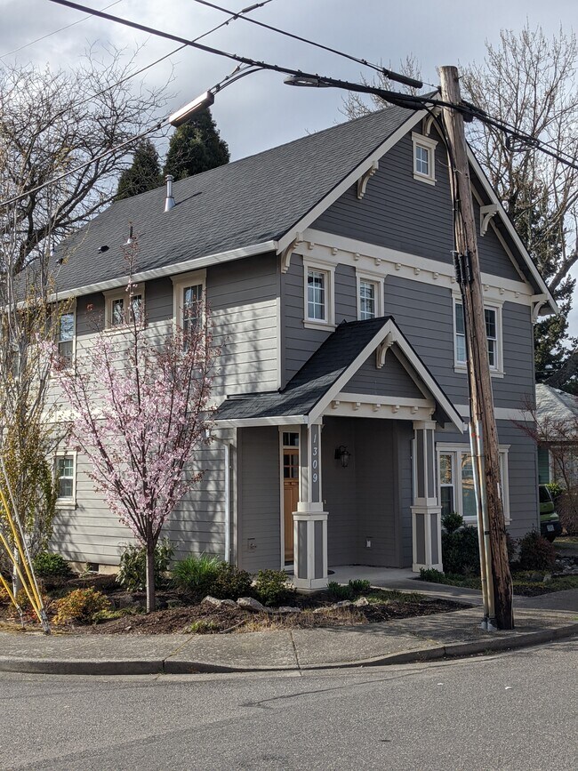 Building Photo - 1309 N Main Ave