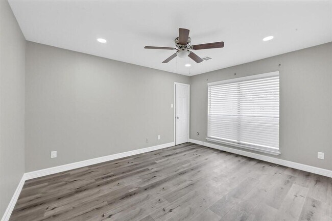 Foto del edificio - 8335 Sands Point Dr