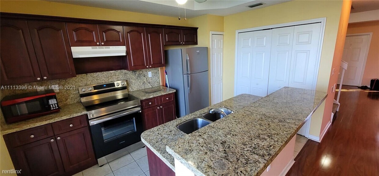 Foto principal - 2 br, 2.5 bath Townhome - 10587 SW 6th St ...
