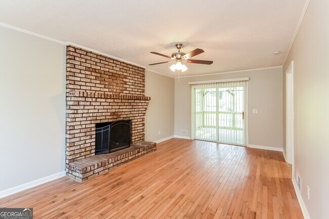 Foto del edificio - 5613 Woodland Dr