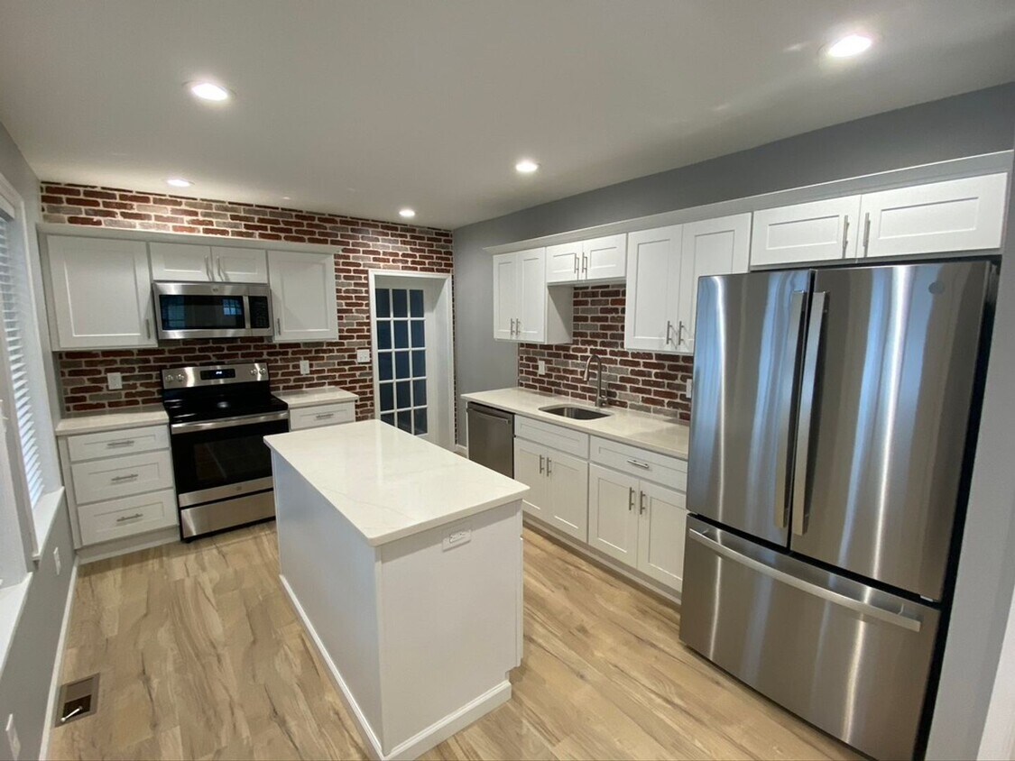 Primary Photo - Awesome 3 bedroom 1.5 Bath Home in Emmaus