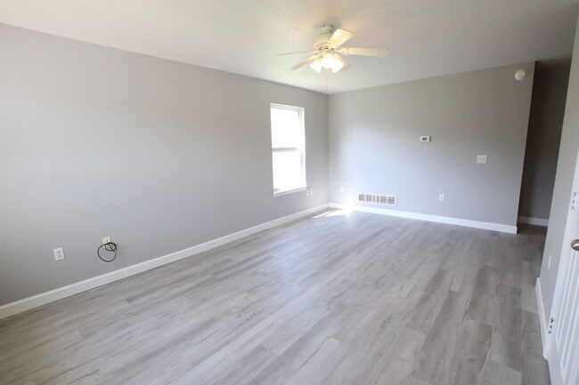 Foto del edificio - 709 Elliott Ln