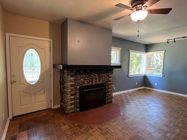 Foto del edificio - Spacious 4-Bedroom Home Across from Silver...