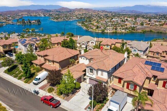 Foto del edificio - Spacious Two-Story 5 Bed / 4 Bath Home!