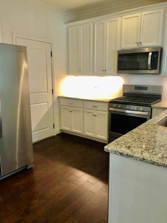 Foto del edificio - 4 bedroom in gated community w/fenced yard!