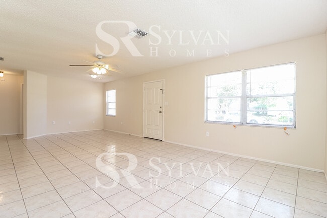 Building Photo - Enjoy one-level living at its best