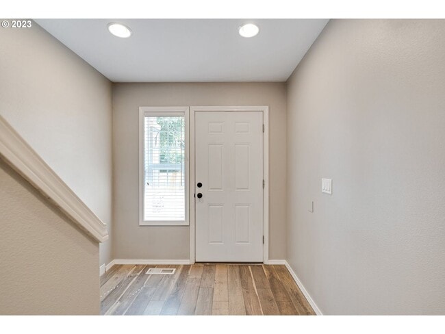 Building Photo - Stunning townhouse in Canby- 3 bed / 2.5 b...
