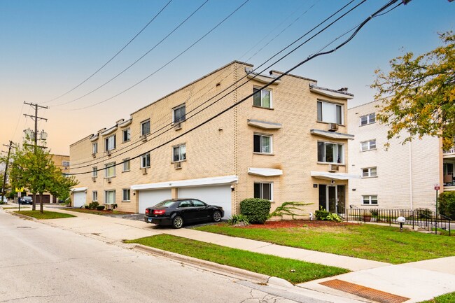 Foto del edificio - 8152 Elmwood St