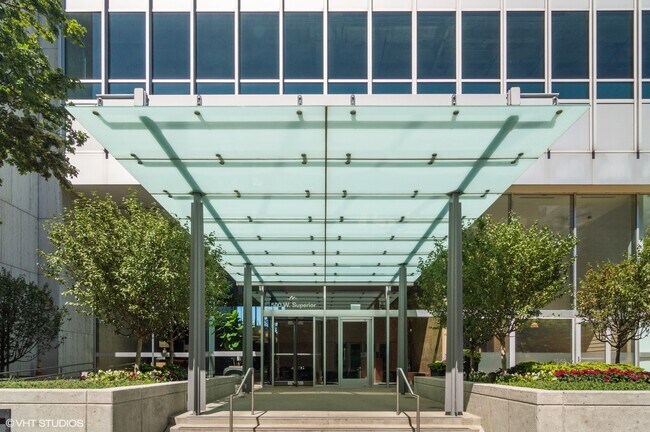 Foto del edificio - 500 W Superior St
