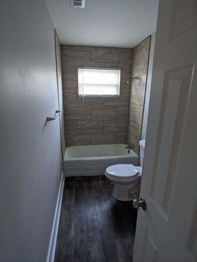 Building Photo - Spacious 3 bed 1 bath home in Indianapolis!