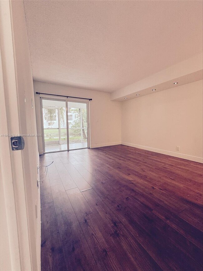 Foto del edificio - 100 Lakeview Dr
