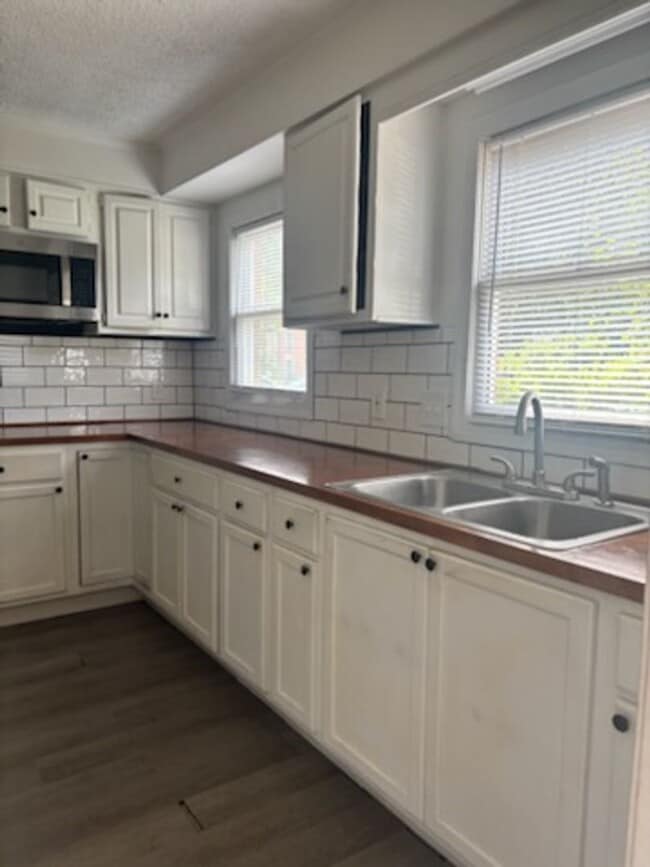 Foto del edificio - 352 Brookwood Lake Pl