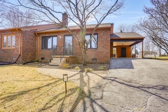 Building Photo - 943 Rosedale Dr