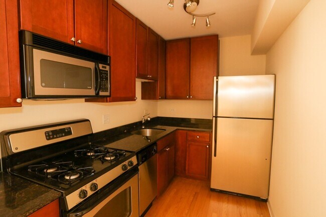 Building Photo - 622 W Wrightwood Ave