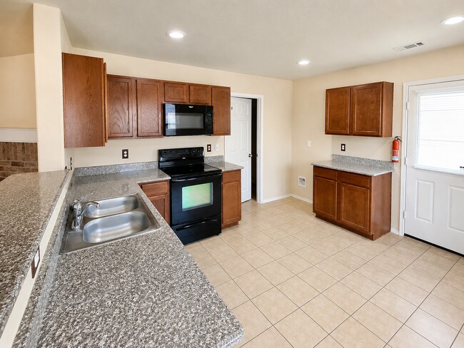 Foto del edificio - Open Floorplan and Amazing Resort Style Community!