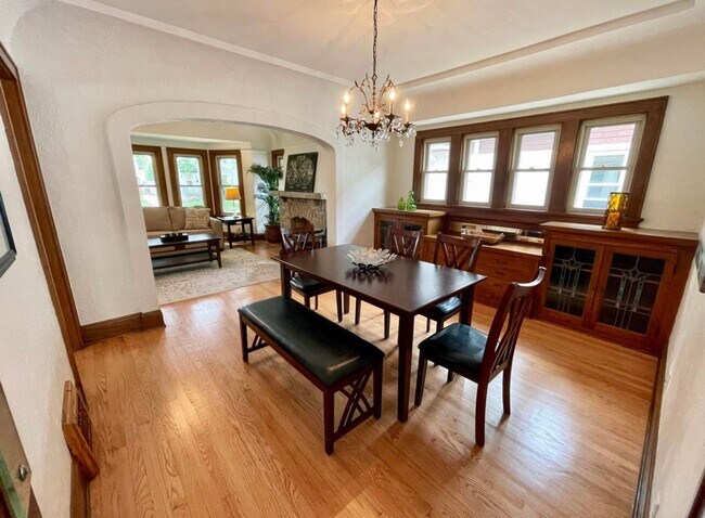 Foto del edificio - Beautiful  2 Bedroom + Den(3rd bedroom) Bungalow in Wauwatosa