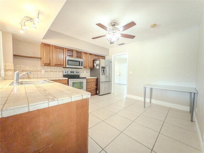 Foto del edificio - 560 SW 62nd Ave
