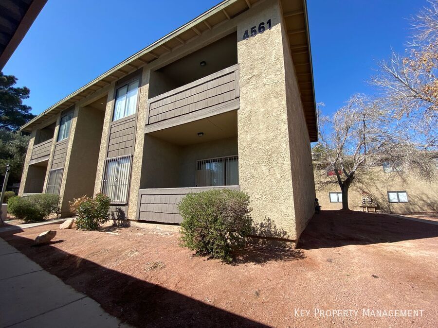 Foto principal - 4561 Carriage Park Dr