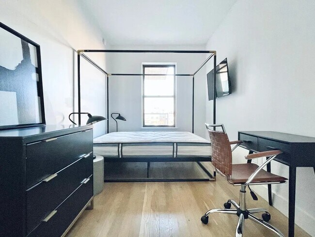 Foto del edificio - Furnished room/NOT APARTMENT