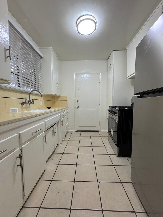 Building Photo - 1 Bed 1 Bath in Hollywood Heights with Par...
