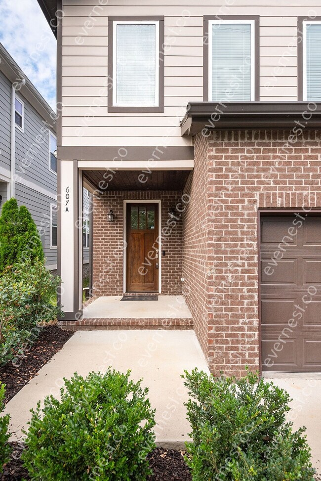 Building Photo - 3 bed / 3 bath home