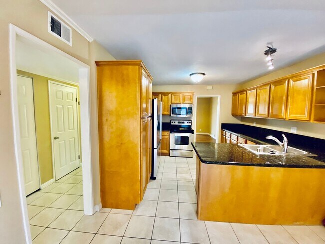 Foto del edificio - Spacious 2-Story Townhome near the Beach!