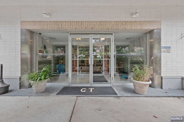 Foto del edificio - 2160 Center Avenue, Unit 1-P