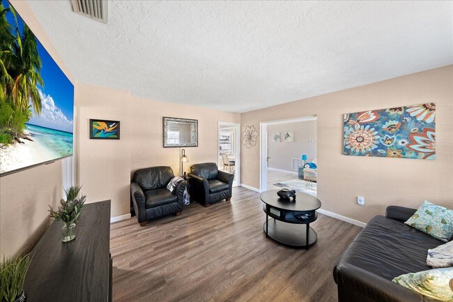 Building Photo - 475 Coral Dr