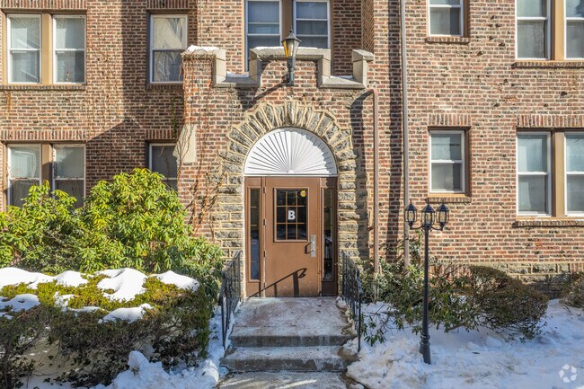 Entrada - English Manor Apartments