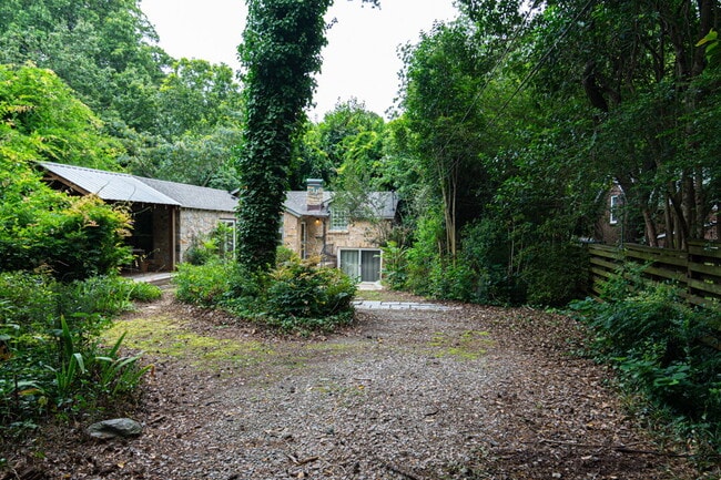 Building Photo - Inviting Stone Home for Rent – Walking Dis...