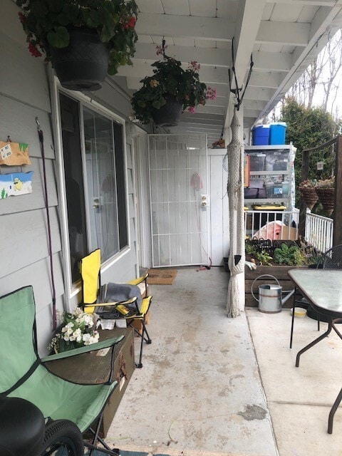 Building Photo - Spacious  2 bed / 1 bath upper floor Unit ...