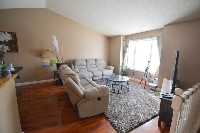 Foto del edificio - Spacious 4 bed 2 bath House For Rent