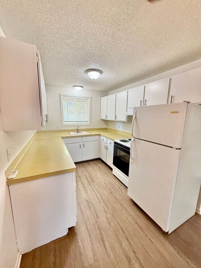 Foto del edificio - 6 month lease special $200 monthly discoun...