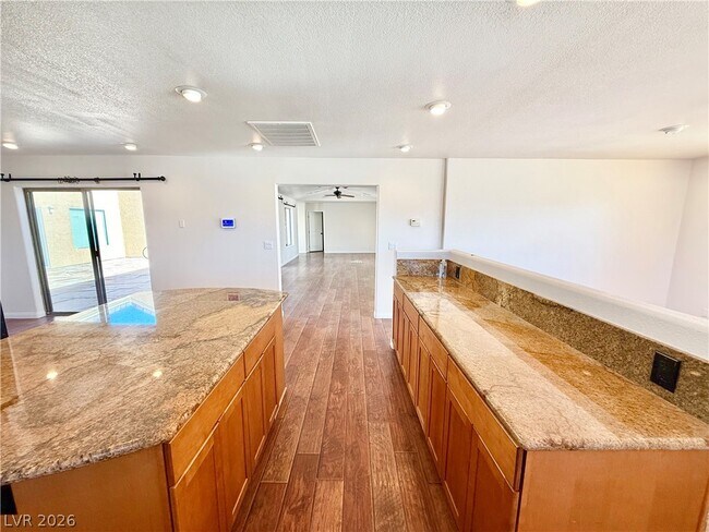 Building Photo - 1100 Dollar St