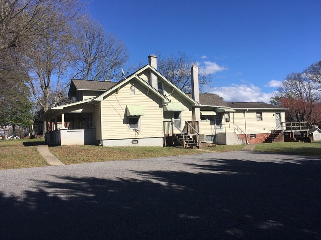 1827 1st Ave NW Unit 1, Hickory, NC 28601 Condo for Rent in Hickory