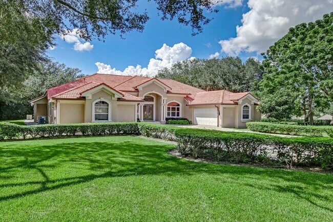 Building Photo - Stunning 5-Bedroom Pool Home on Nearly 2 Acres!