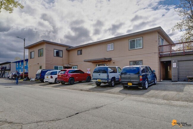 Building Photo - 906 W 29th Place